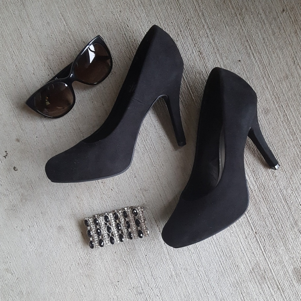 EUC Classic Black Pumps